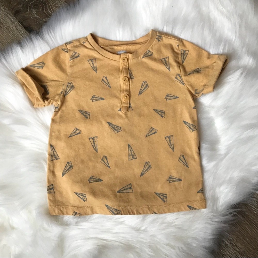 Paper airplanes graphic tee